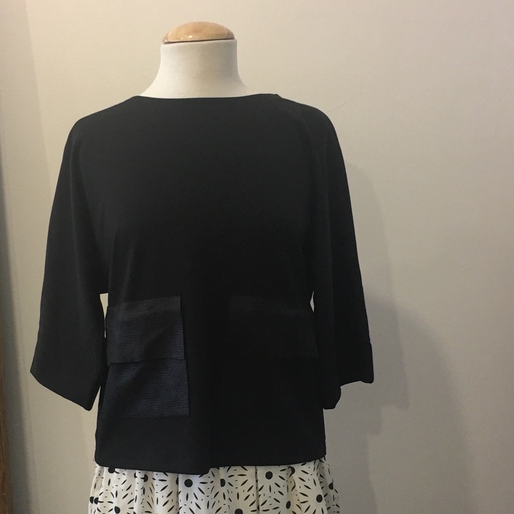 Black 3/4 sleeve top with front pockets